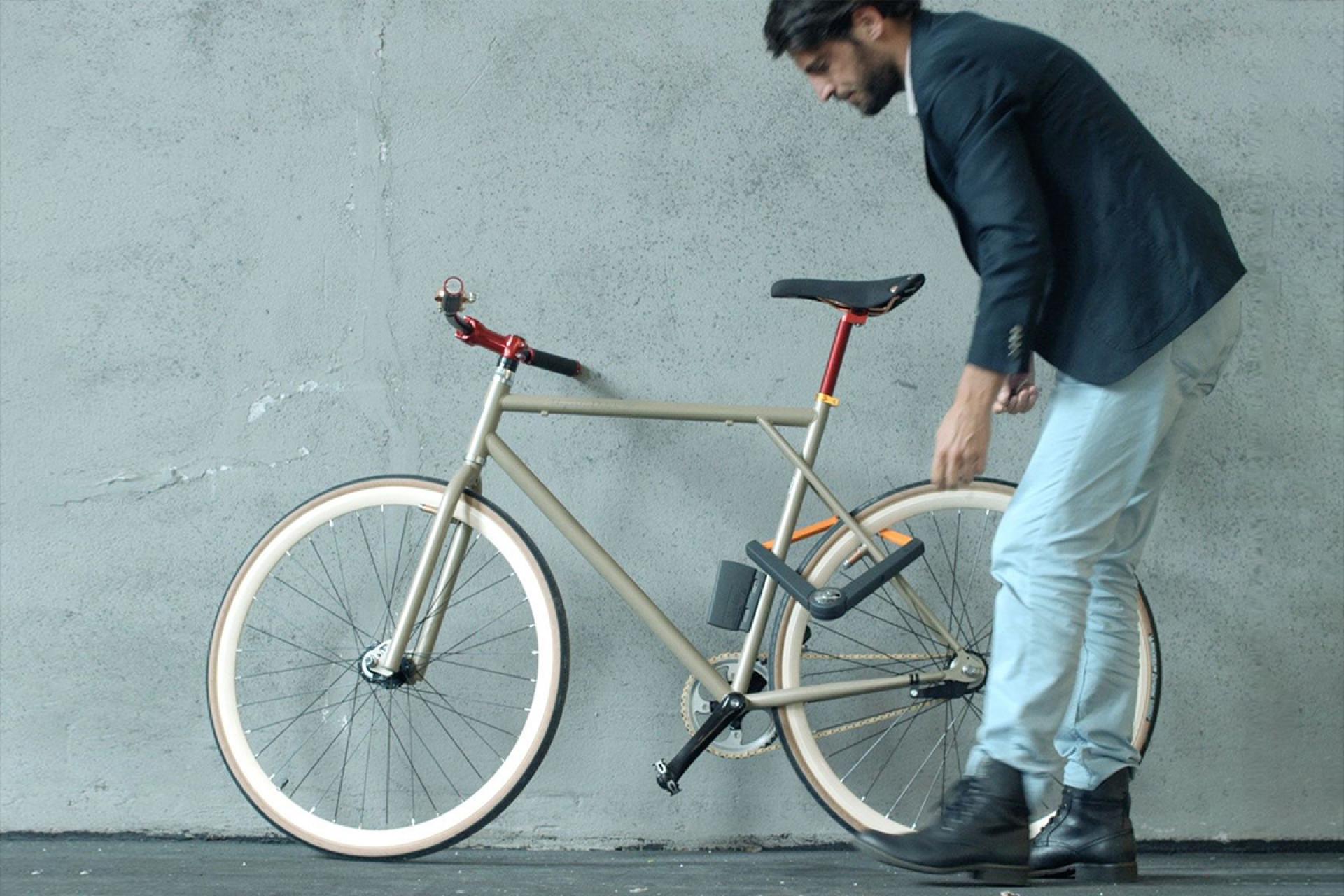 Man zet fiets op slot