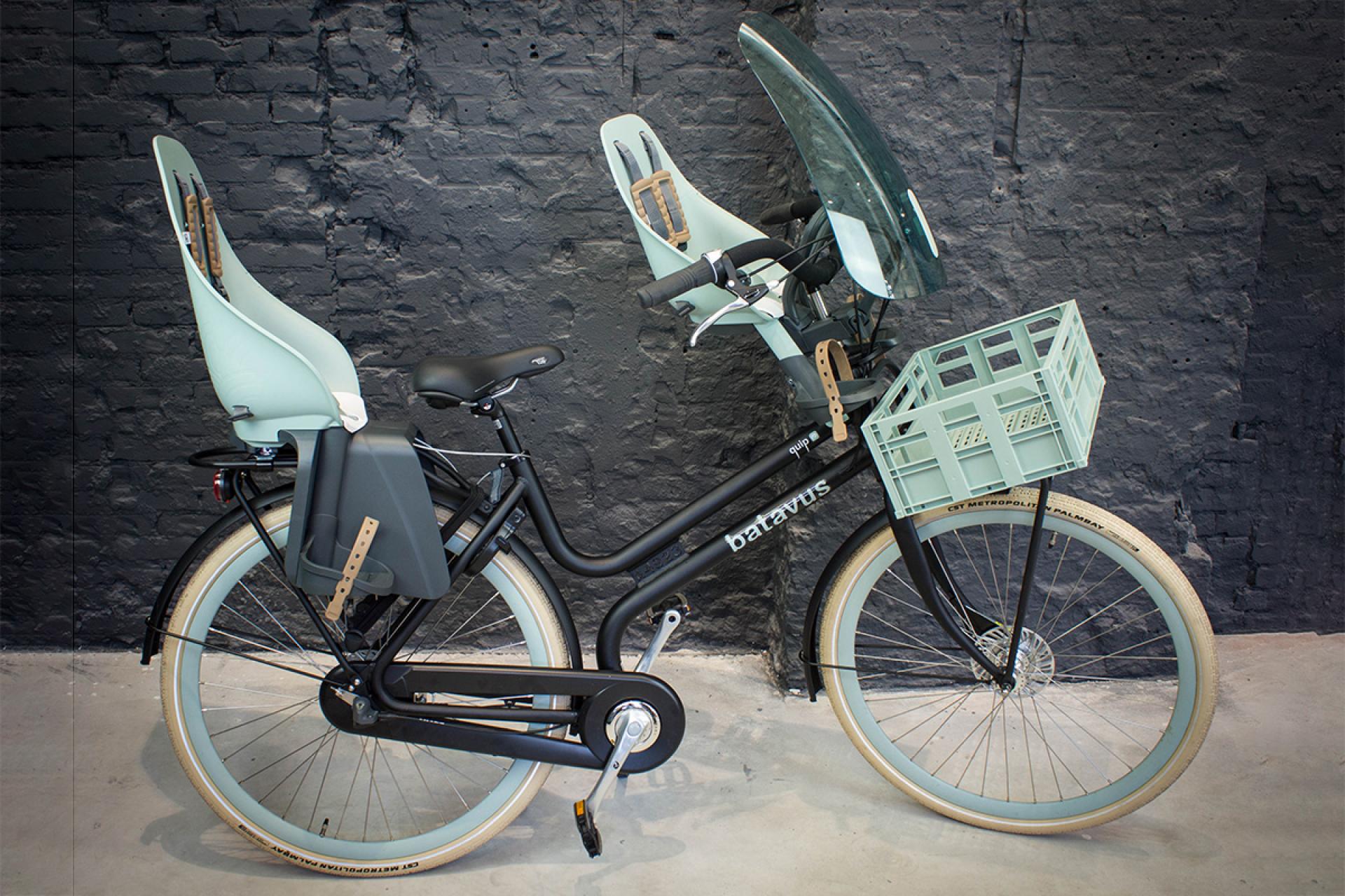 Fiets met voor- en achterzitje en krat