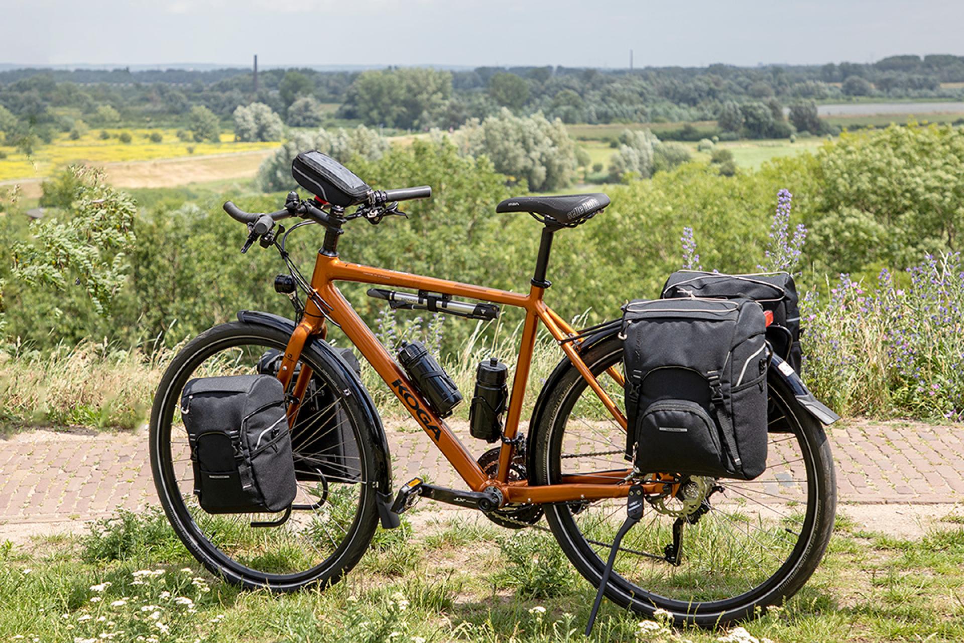 Fiets met fietstassen