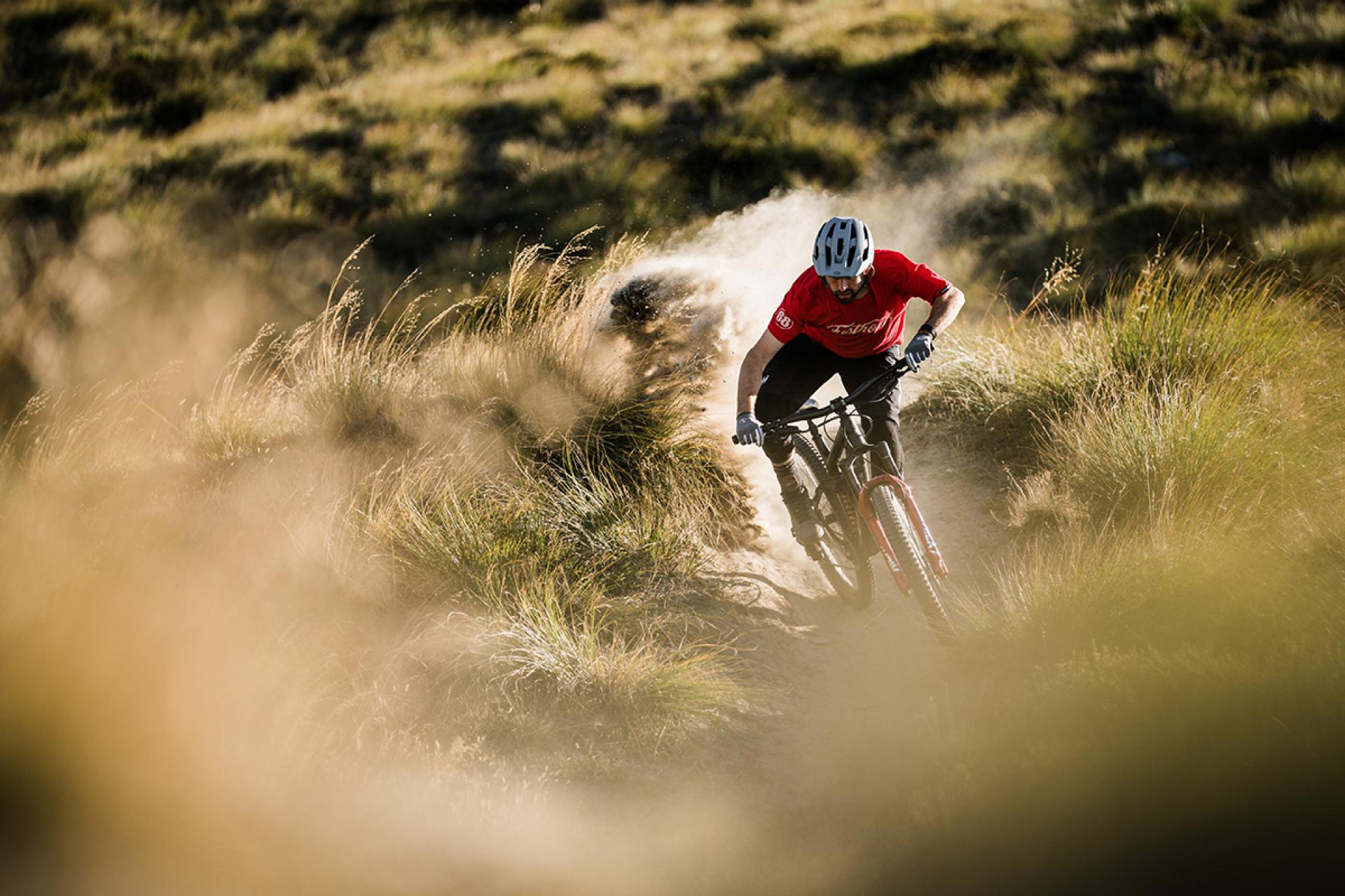 Fietser in de duinen